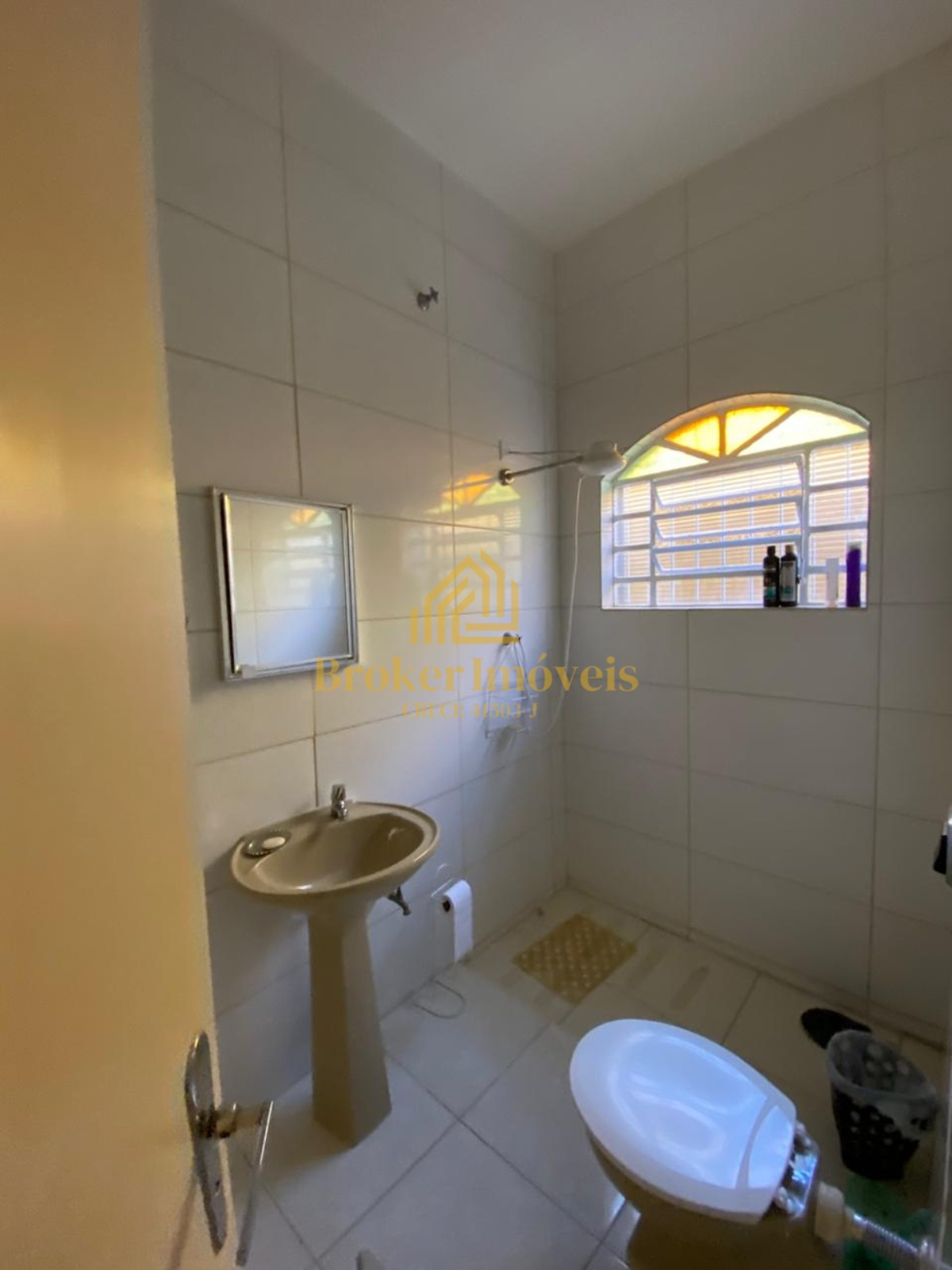 Charmosa casa térrea em localização privilegiada no Indaiá, com 5 dormitórios e muitas possibilidades!