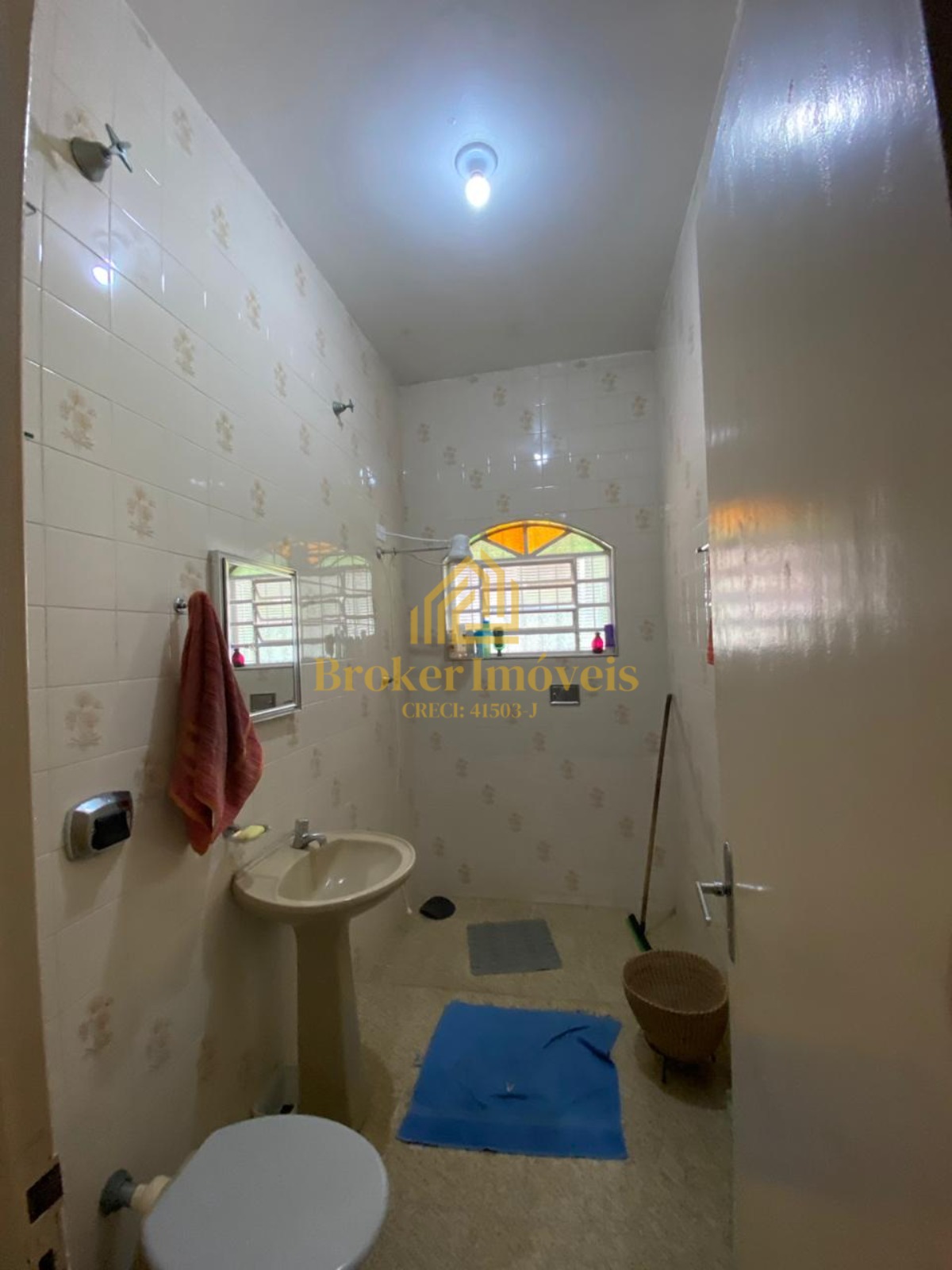 Charmosa casa térrea em localização privilegiada no Indaiá, com 5 dormitórios e muitas possibilidades!