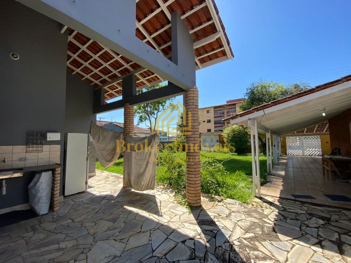 Charmosa casa térrea em localização privilegiada no Indaiá, com 5 dormitórios e muitas possibilidades!