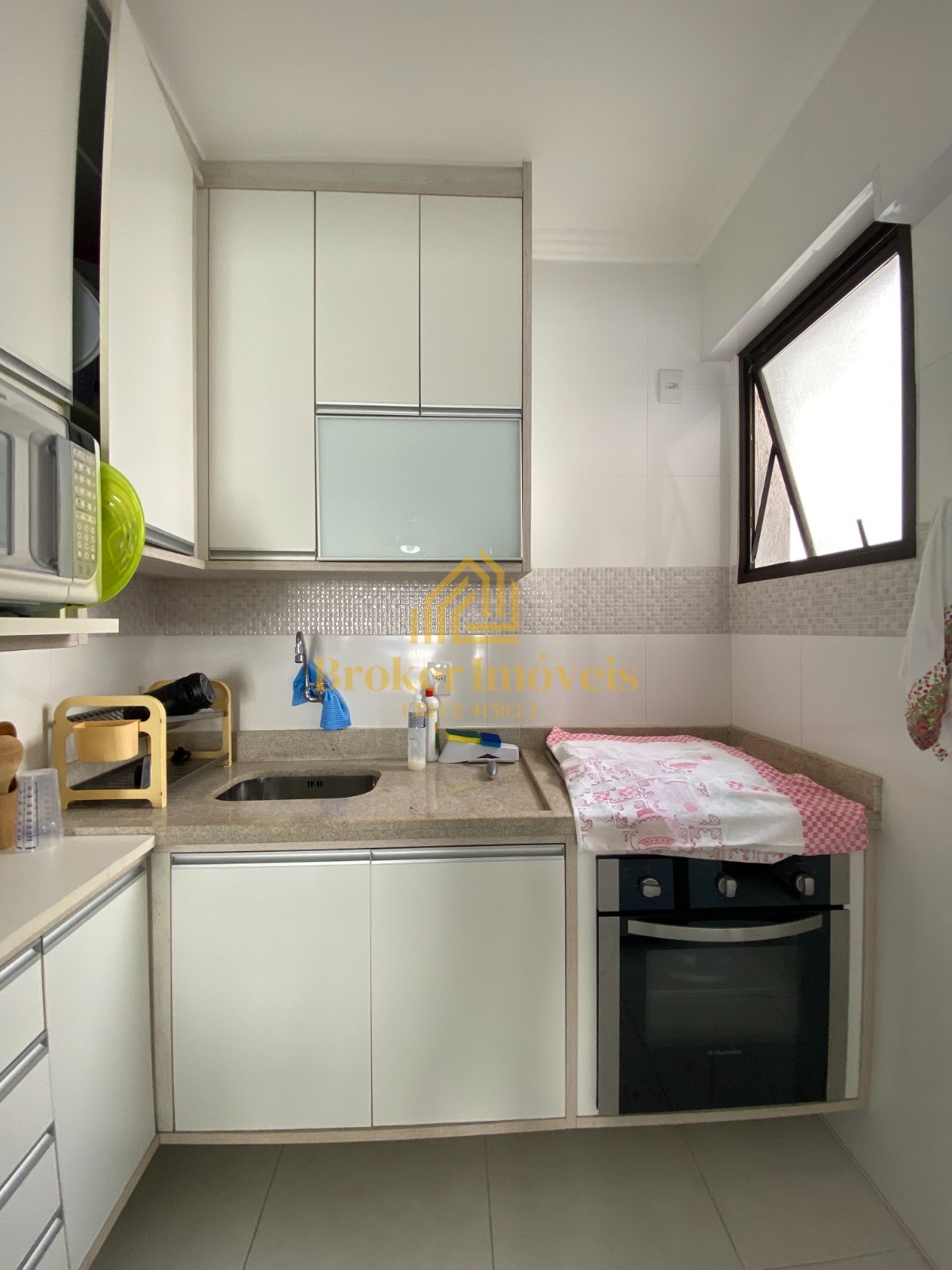 Apartamento com vista para o mar, condomínio pé na Areia Hawai Vivendas na Martim de Sá