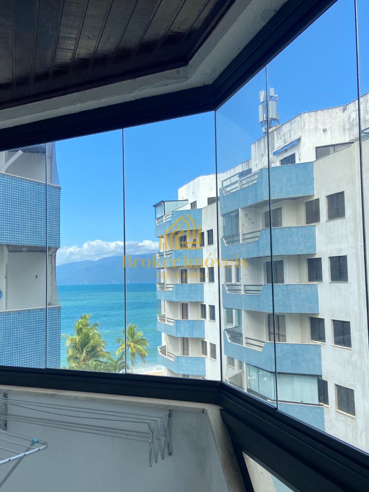 Apartamento com vista para o mar, condomínio pé na Areia Hawai Vivendas na Martim de Sá