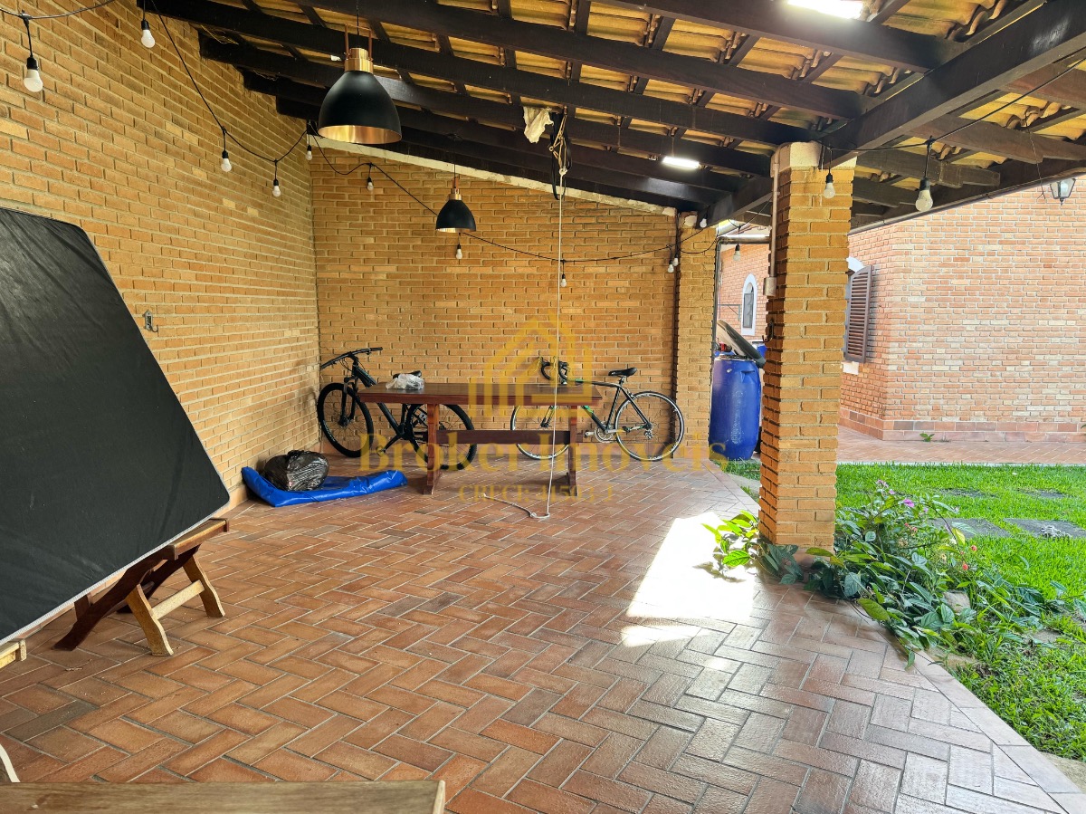 Casa térrea com 4 dormitórios e piscina, 100m da praia no jardim britânia