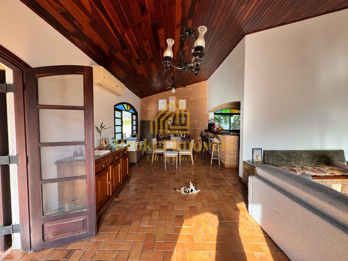 Casa térrea com 4 dormitórios e piscina, 100m da praia no ja