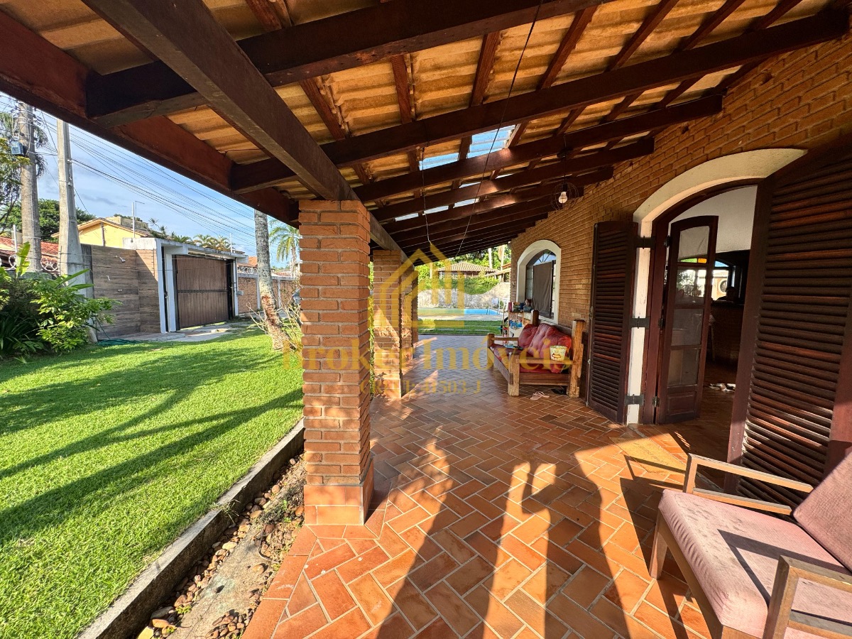 Casa térrea com 4 dormitórios e piscina, 100m da praia no ja