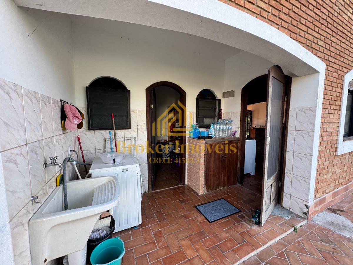 Casa térrea com 4 dormitórios e piscina, 100m da praia no jardim britânia