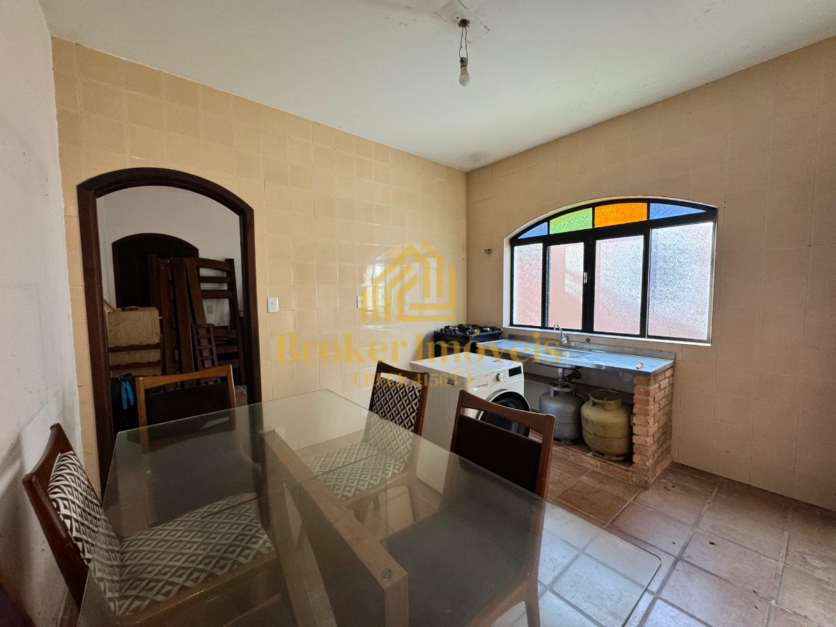 Casa térrea com 4 dormitórios e piscina, 100m da praia no ja