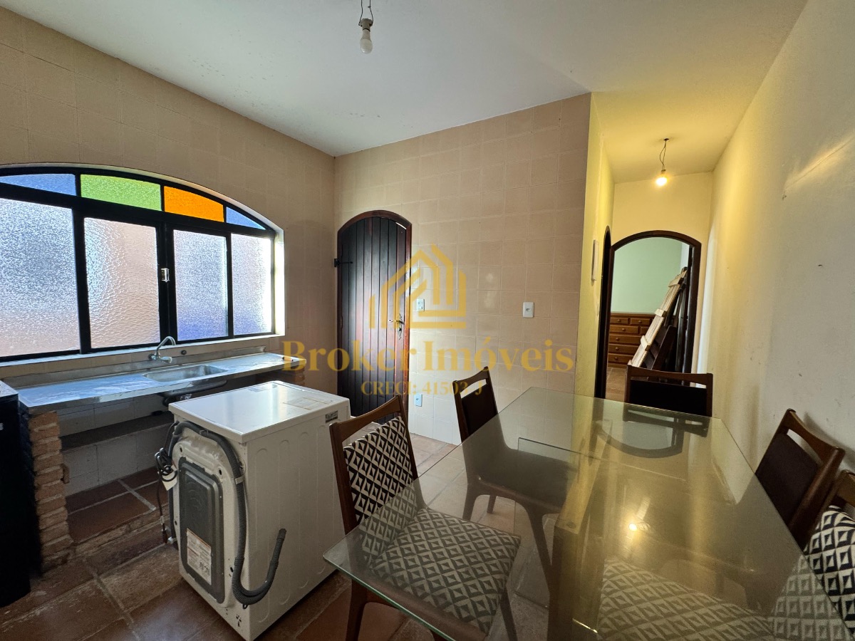 Casa térrea com 4 dormitórios e piscina, 100m da praia no ja