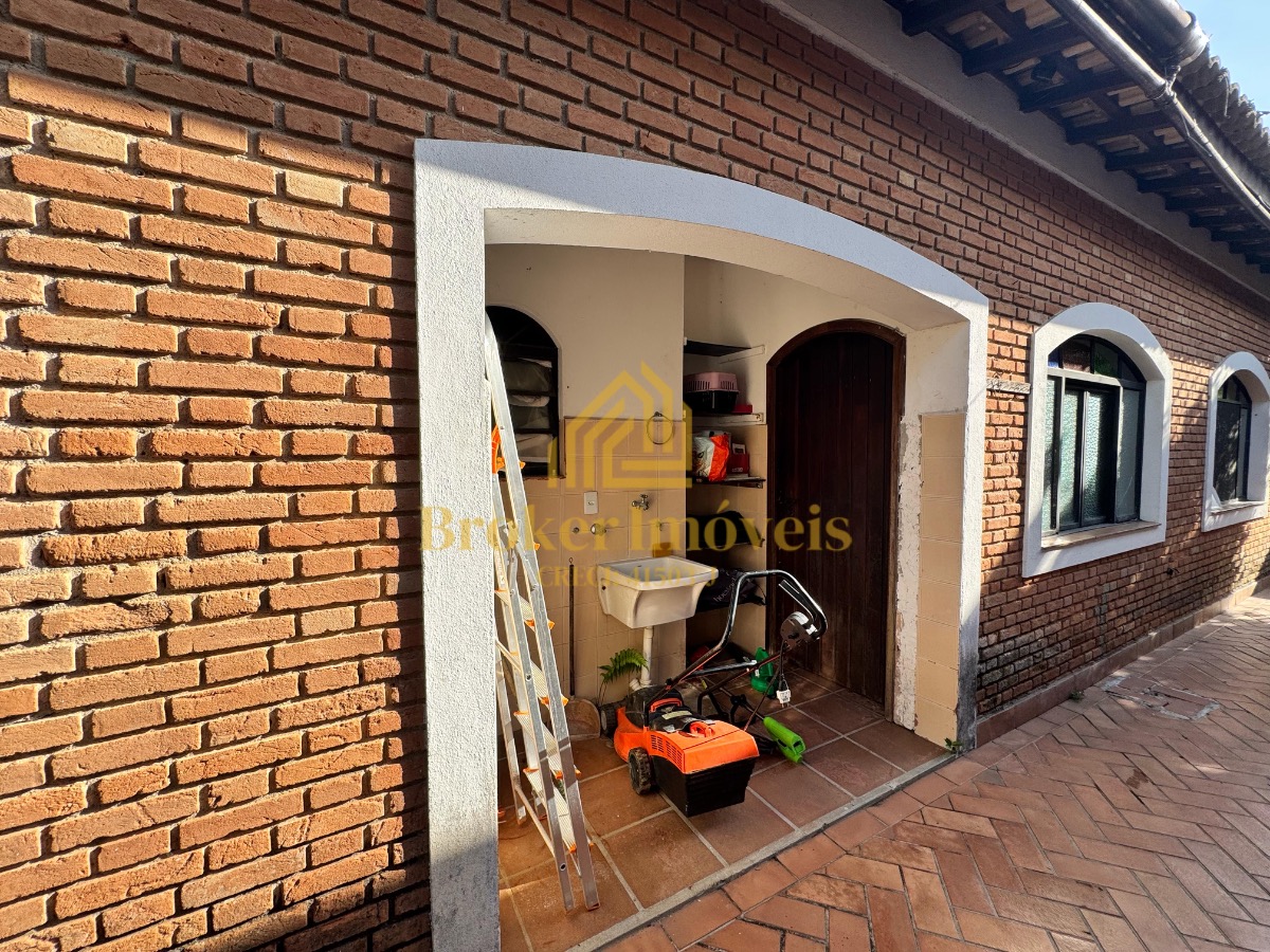 Casa térrea com 4 dormitórios e piscina, 100m da praia no jardim britânia