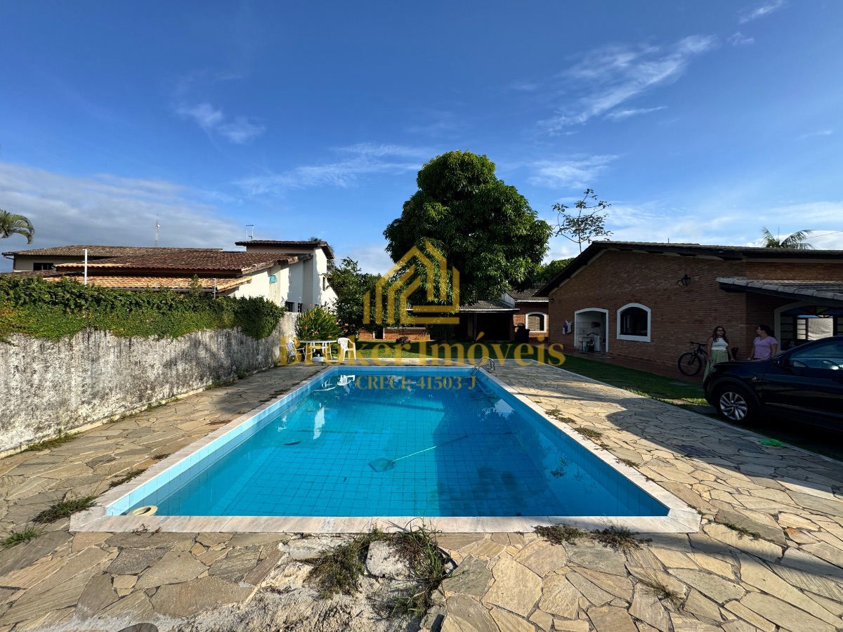 Casa térrea com 4 dormitórios e piscina, 100m da praia no jardim britânia