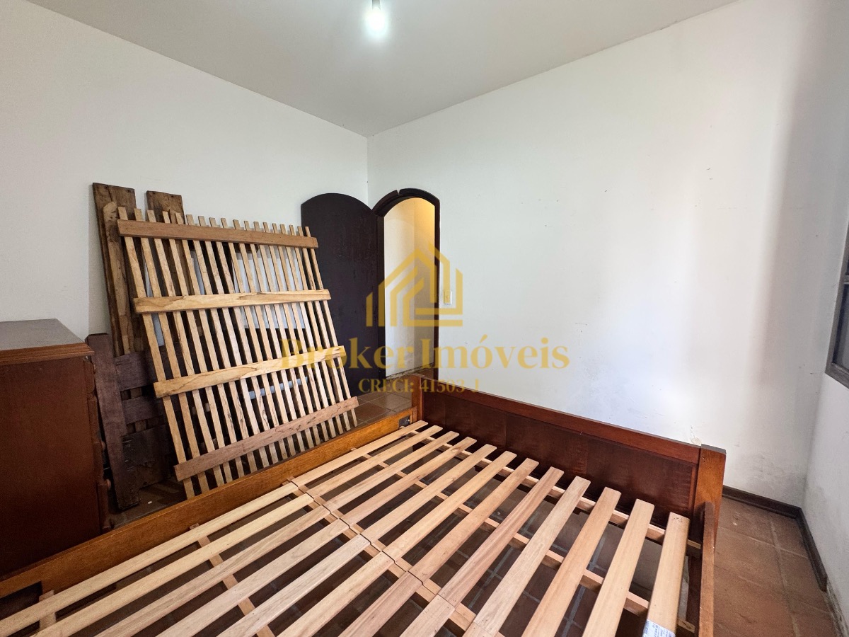 Casa térrea com 4 dormitórios e piscina, 100m da praia no ja
