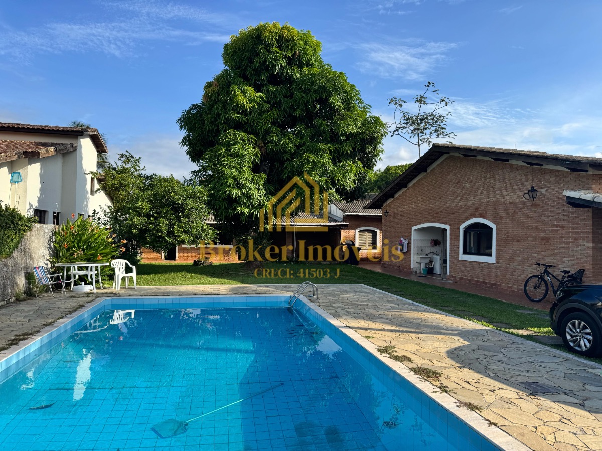 Casa térrea com 4 dormitórios e piscina, 100m da praia no ja