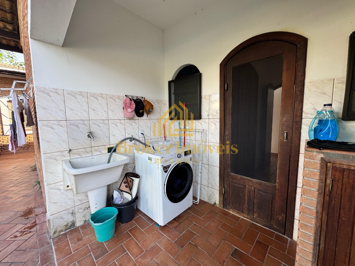 Casa térrea com 4 dormitórios e piscina, 100m da praia no jardim britânia
