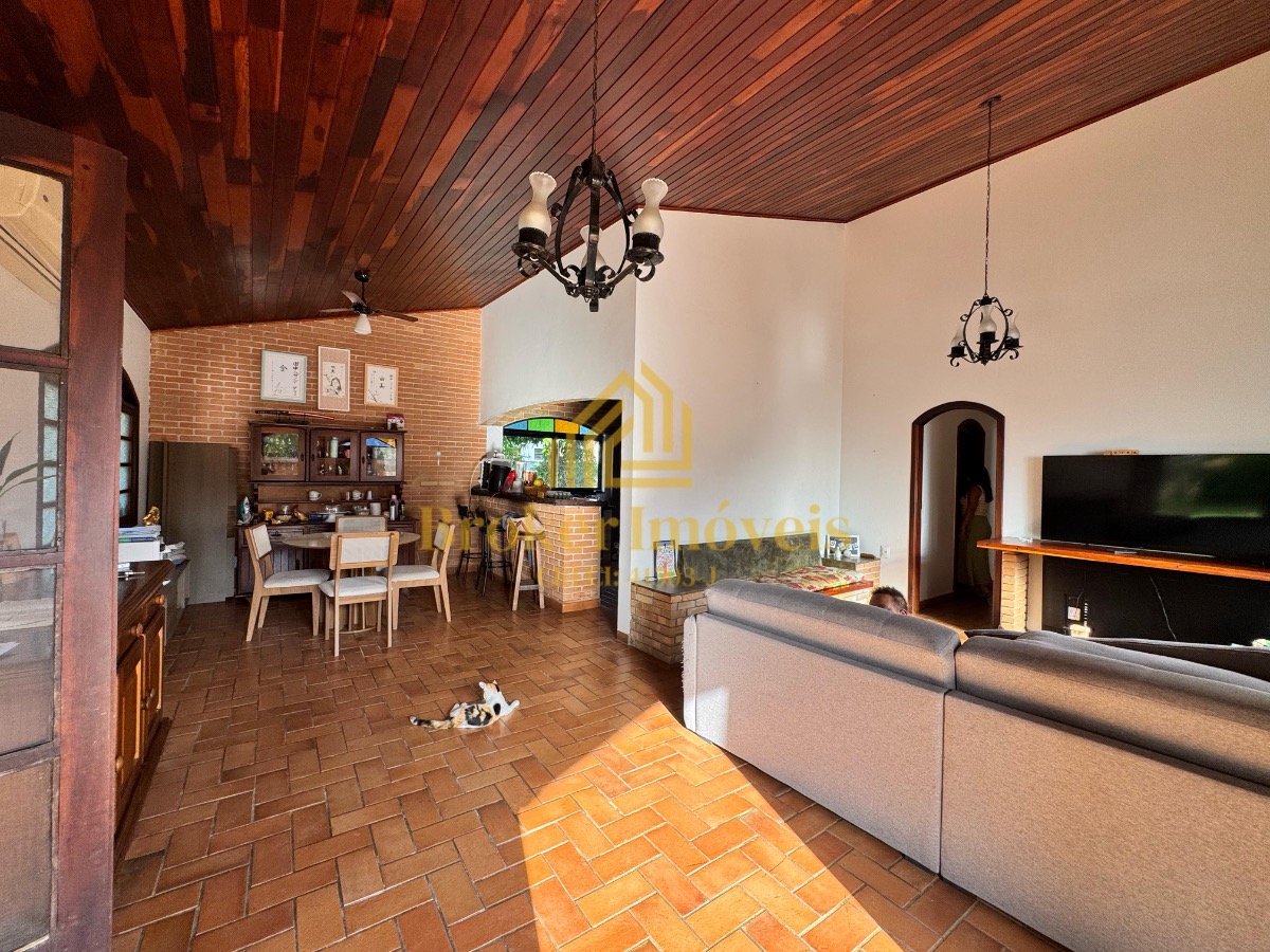 Casa térrea com 4 dormitórios e piscina, 100m da praia no ja