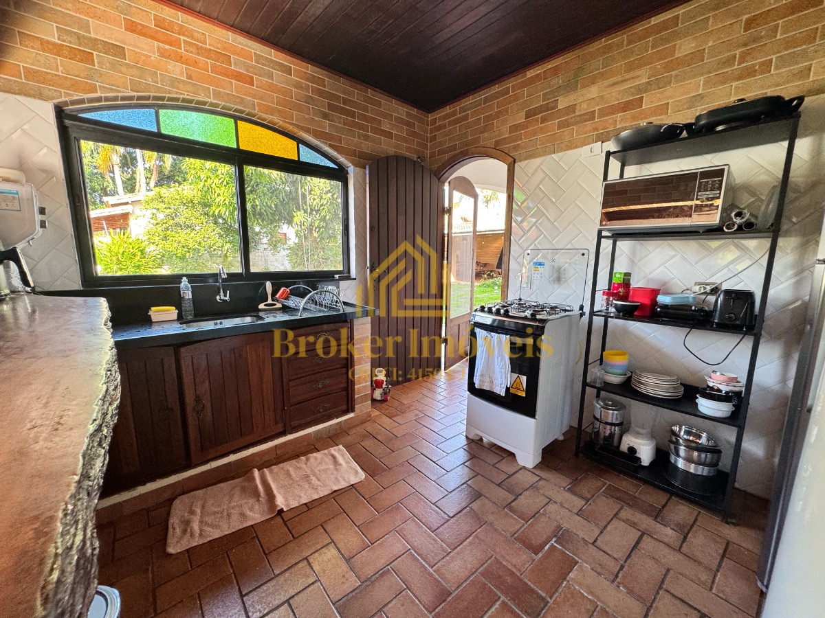 Casa térrea com 4 dormitórios e piscina, 100m da praia no jardim britânia