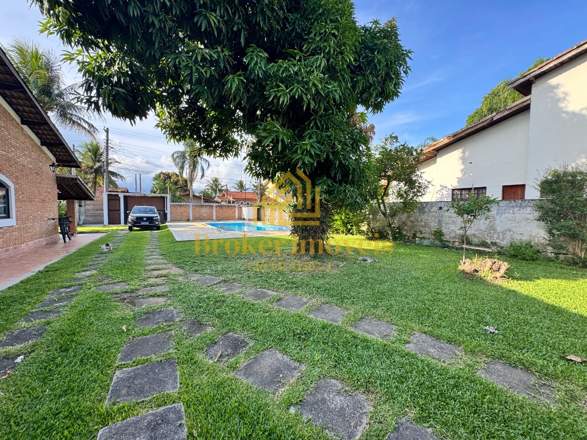 Casa térrea com 4 dormitórios e piscina, 100m da praia no jardim britânia