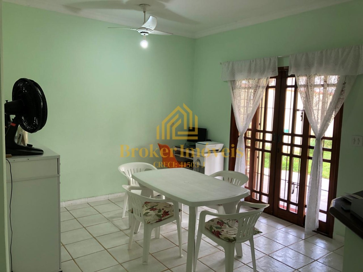 Linda casa térrea, com jardim, árvores frutíferas e gramado,
