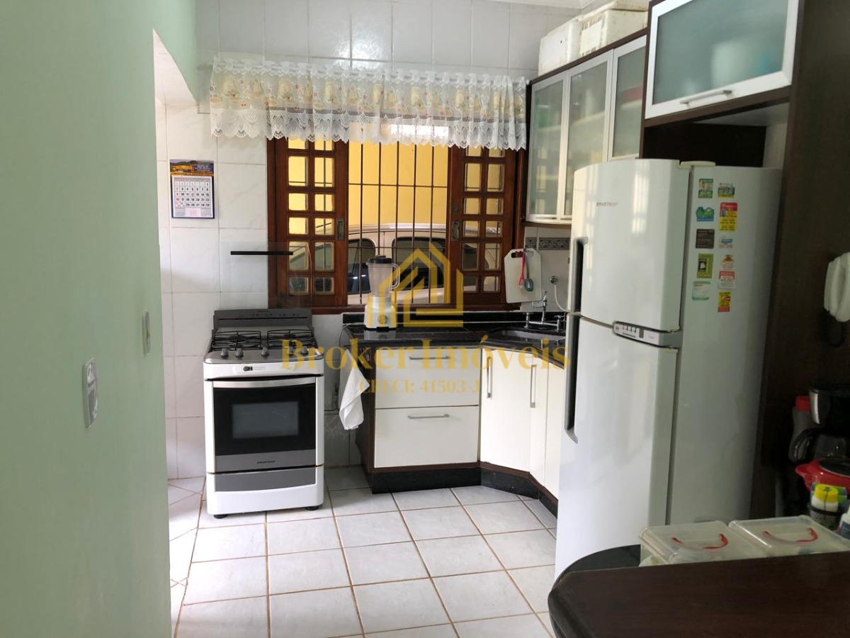 Linda casa térrea, com jardim, árvores frutíferas e gramado,