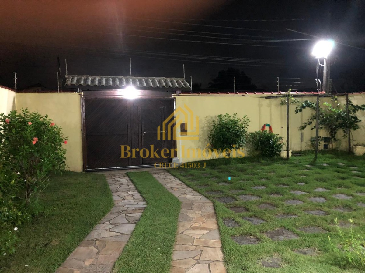 Linda casa térrea, com jardim, árvores frutíferas e gramado,