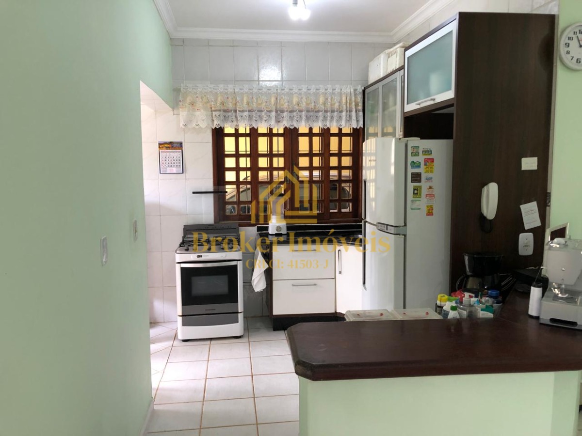 Linda casa térrea, com jardim, árvores frutíferas e gramado,