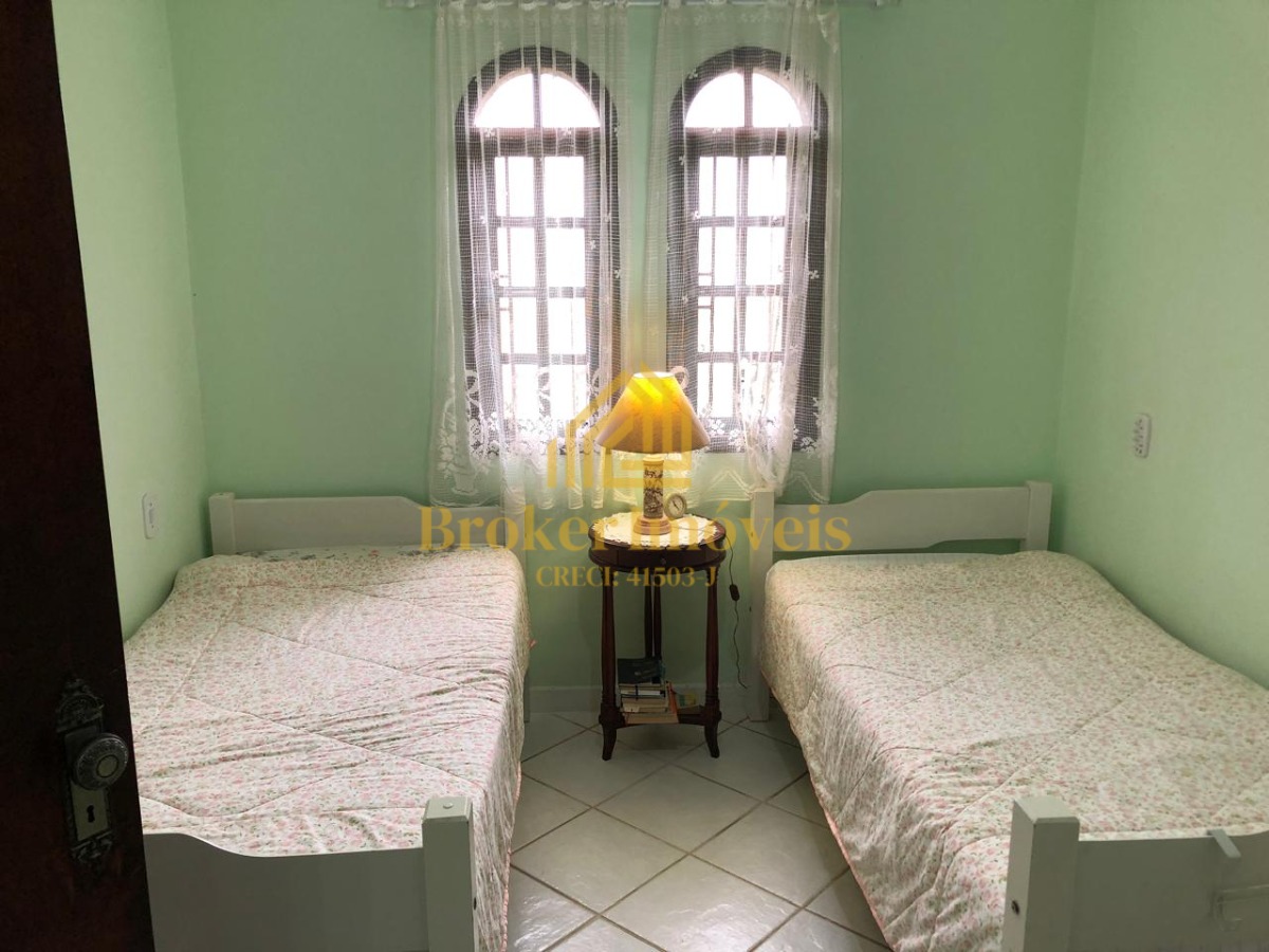 Linda casa térrea, com jardim, árvores frutíferas e gramado,