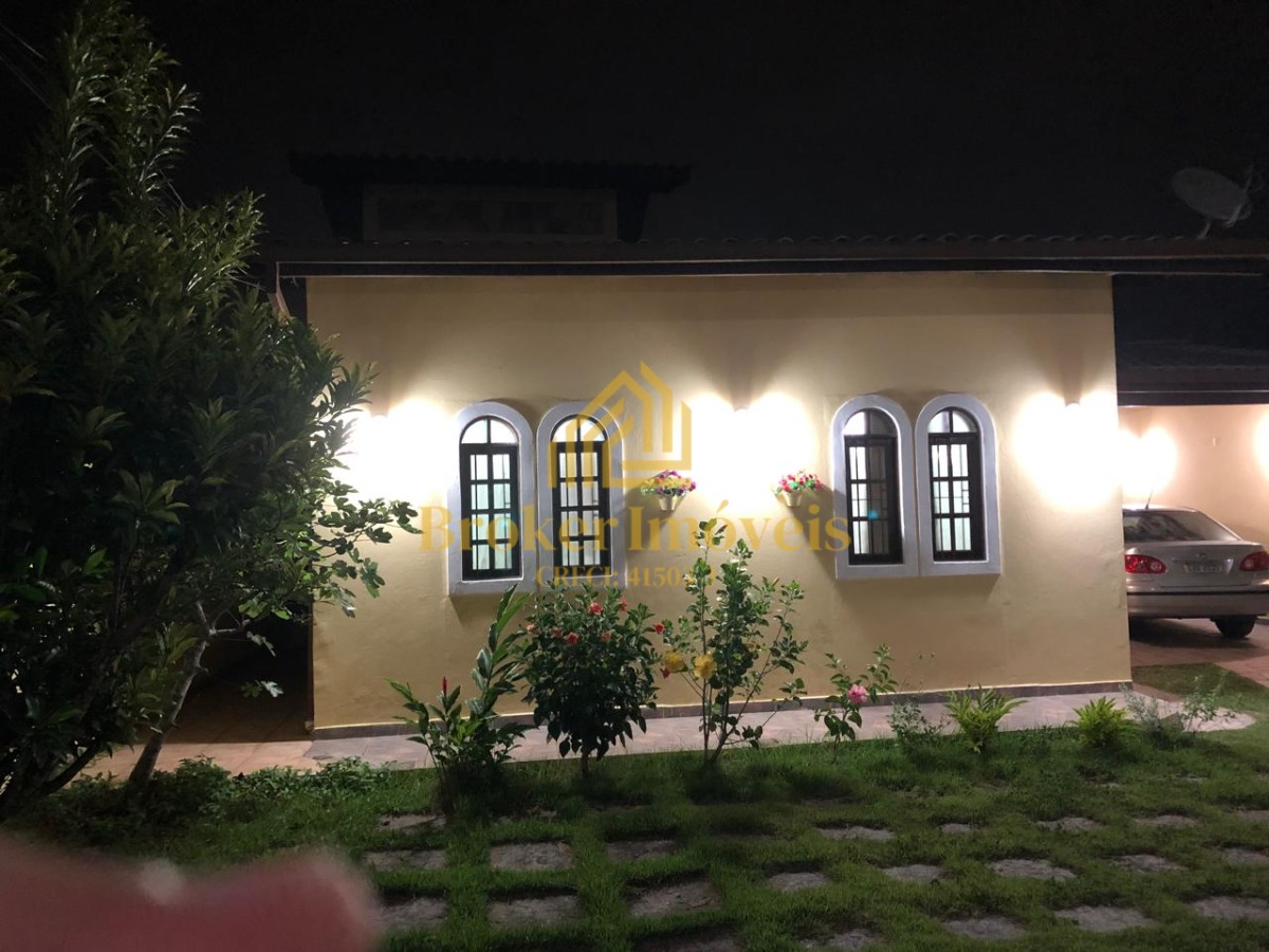 Linda casa térrea, com jardim, árvores frutíferas e gramado,