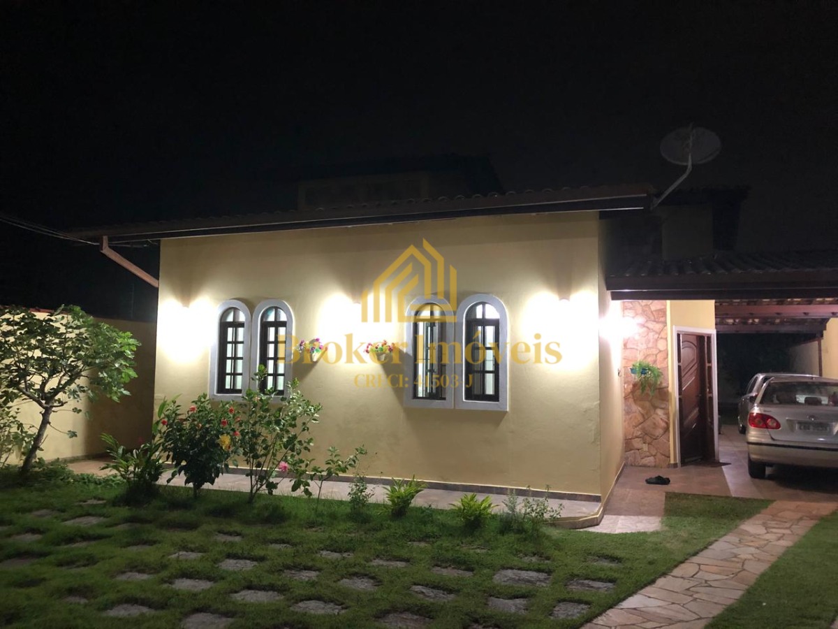 Linda casa térrea, com jardim, árvores frutíferas e gramado,