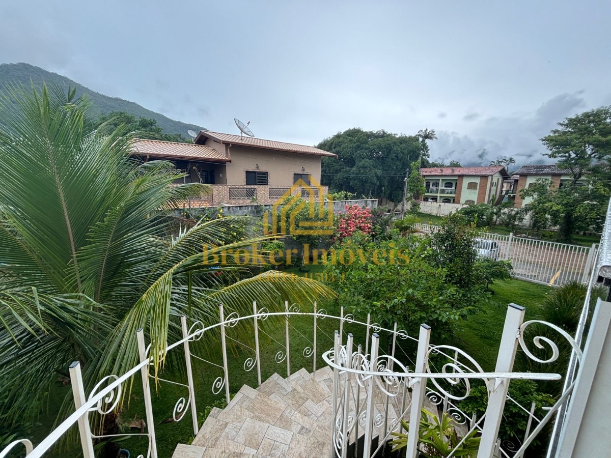 Apartamento à venda na praia da maranduba à 800 metros da pr