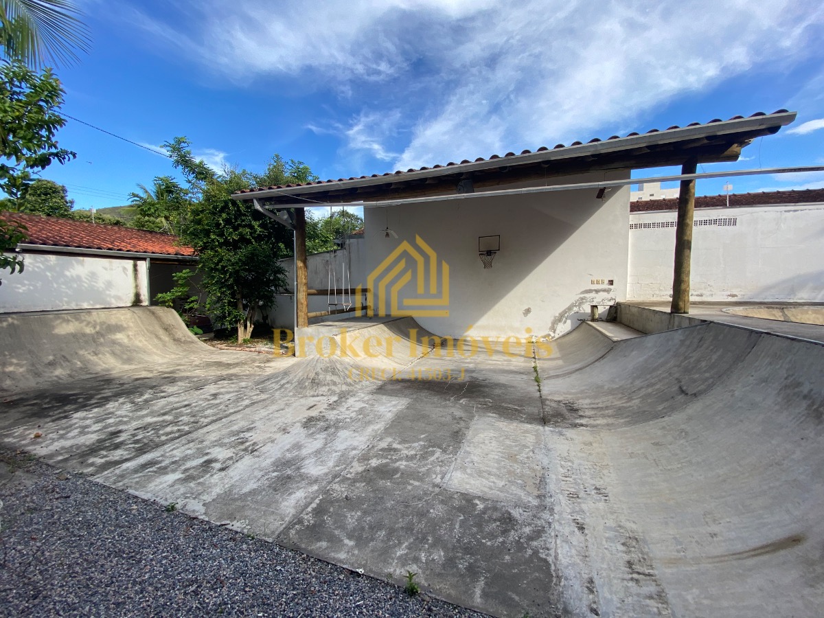 Casa à venda na Praia Martim de Sá, com 2 lotes no total 720M², somente à 190 metros da praia