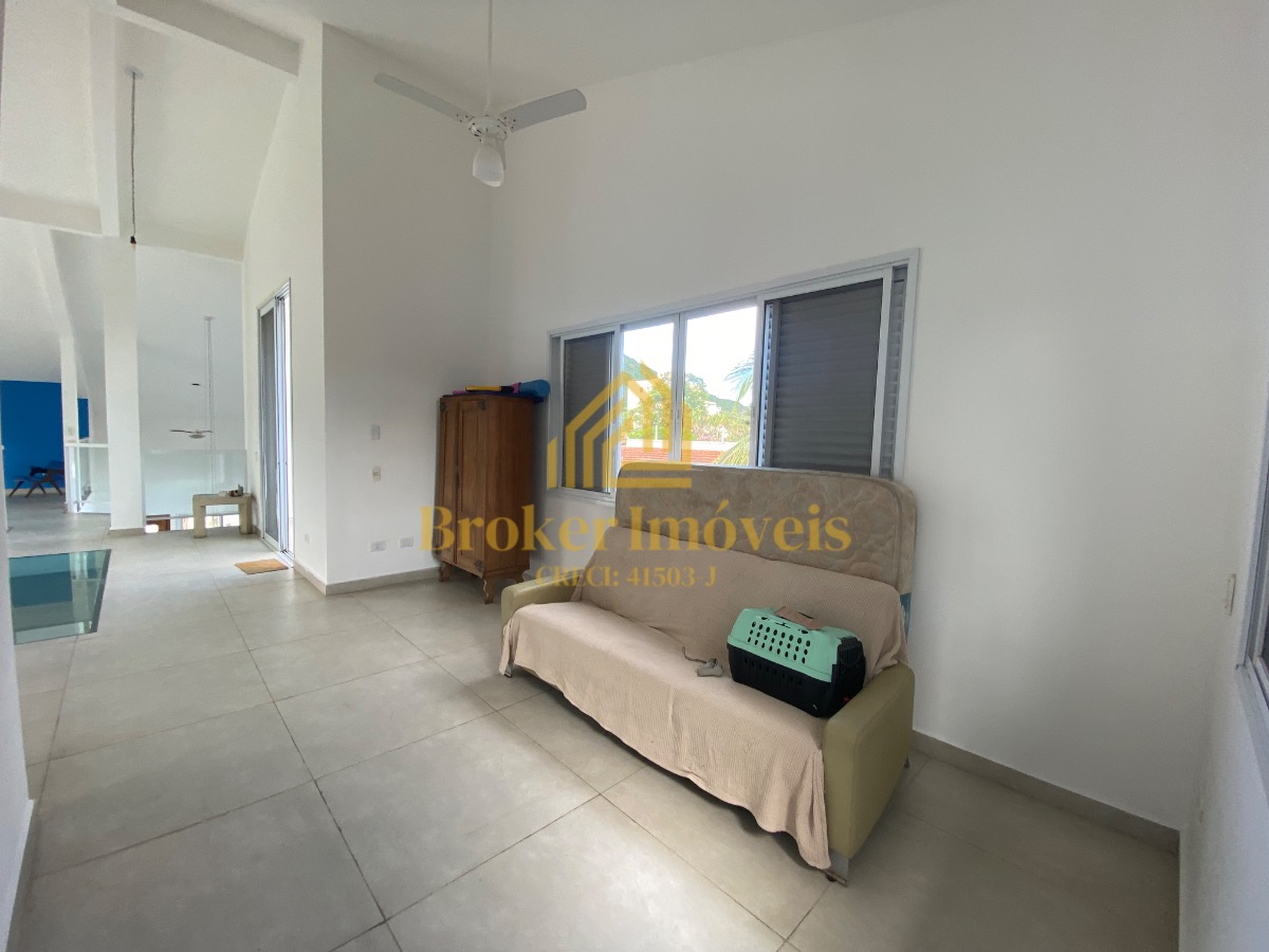 Casa à venda na Praia Martim de Sá, com 2 lotes no total 720M², somente à 190 metros da praia