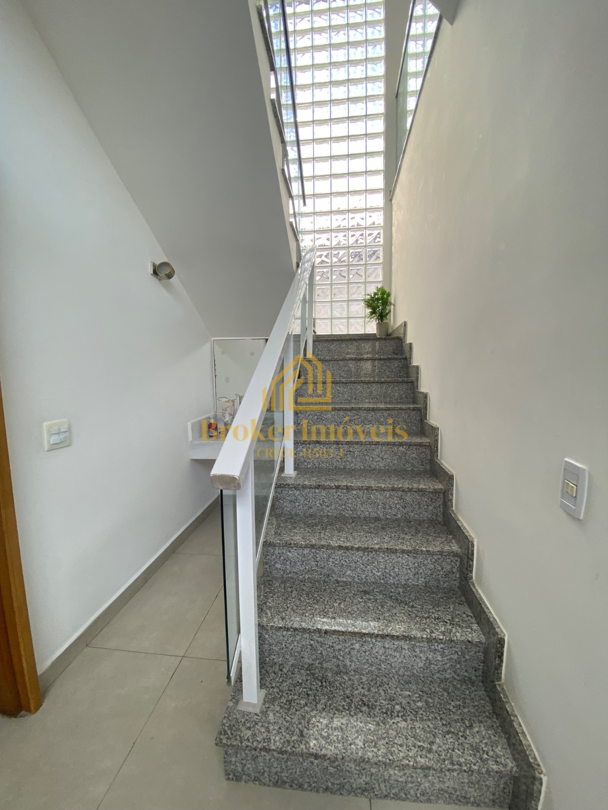 Casa à venda na Praia Martim de Sá, com 2 lotes no total 720M², somente à 190 metros da praia