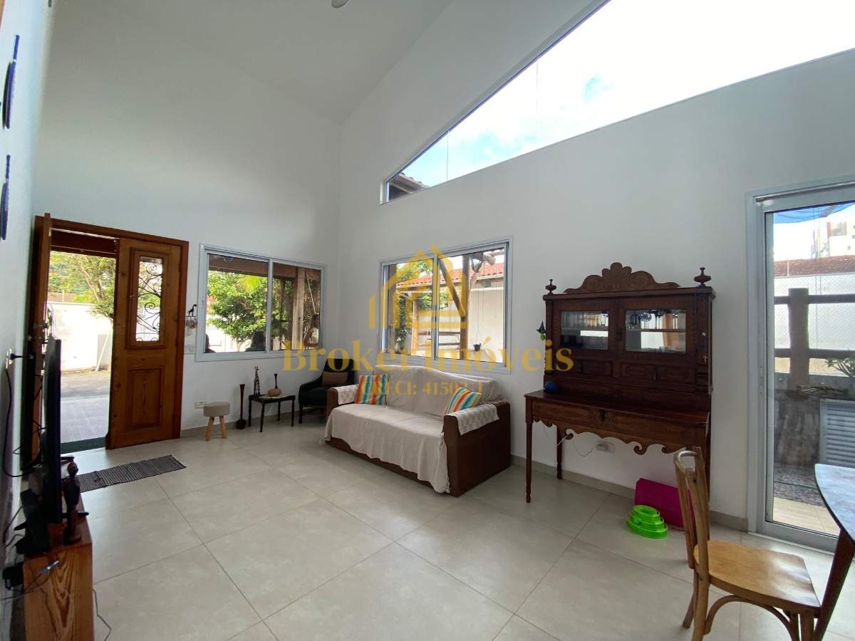 Casa à venda na Praia Martim de Sá, com 2 lotes no total 720M², somente à 190 metros da praia
