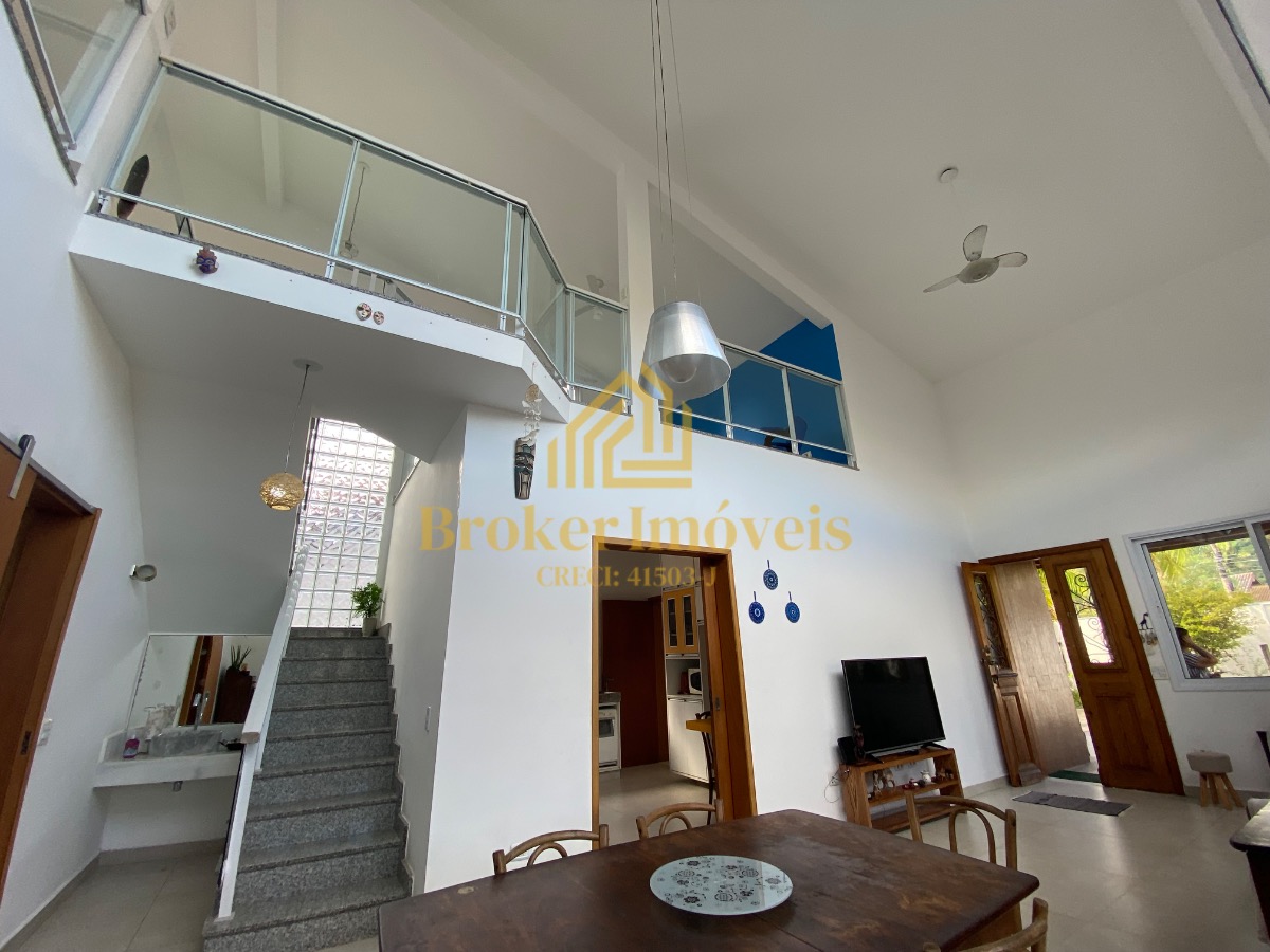 Casa à venda na Praia Martim de Sá, com 2 lotes no total 720M², somente à 190 metros da praia
