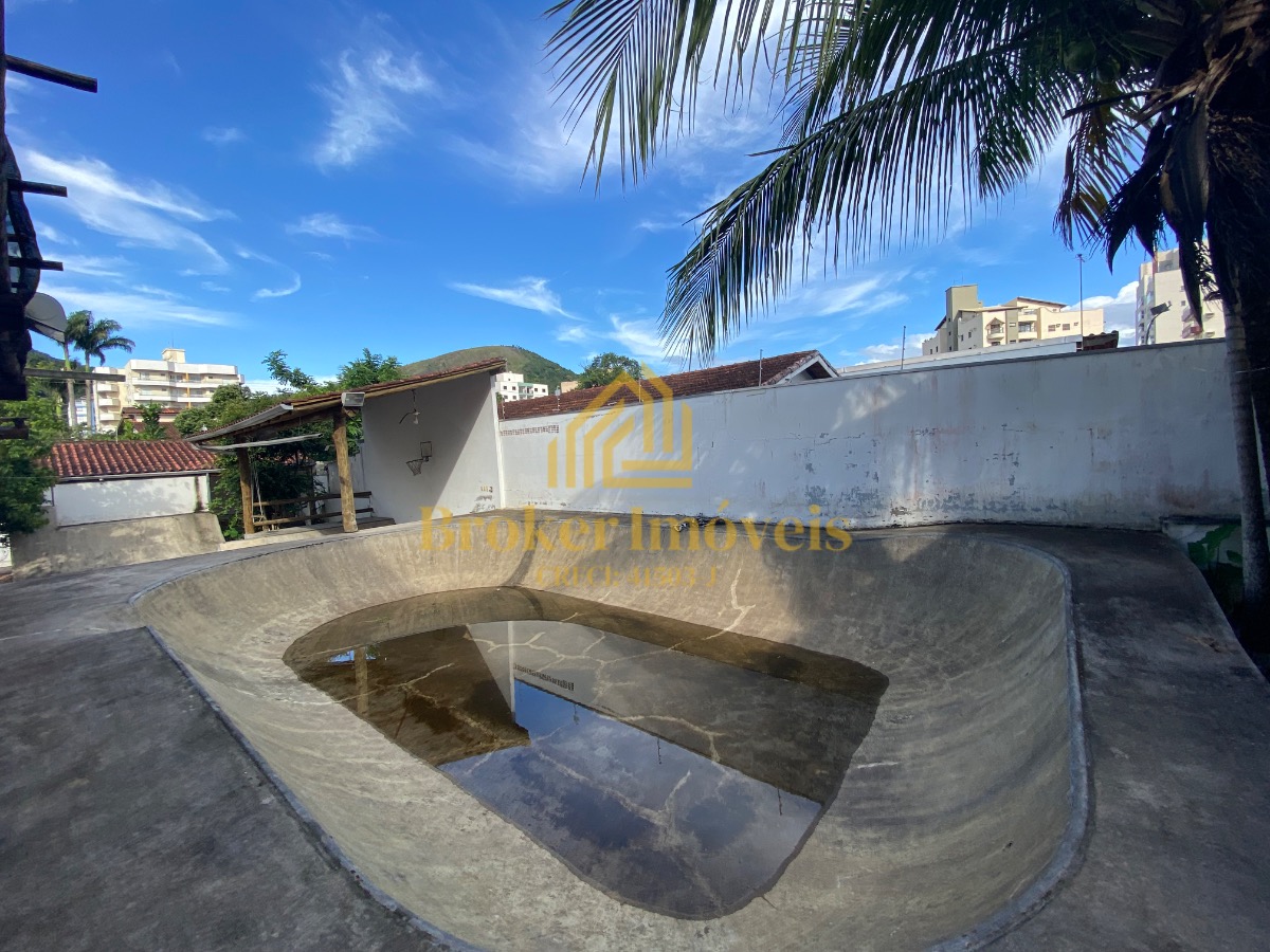 Casa à venda na Praia Martim de Sá, com 2 lotes no total 720M², somente à 190 metros da praia