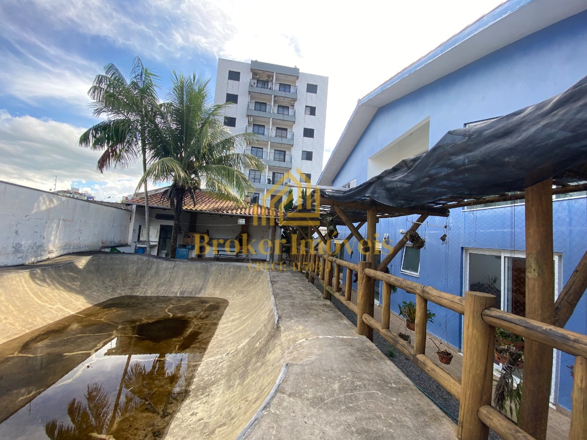 Casa à venda na Praia Martim de Sá, com 2 lotes no total 720M², somente à 190 metros da praia