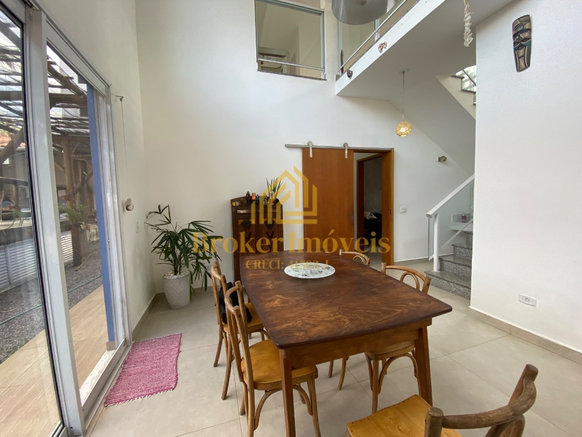 Casa à venda na Praia Martim de Sá, com 2 lotes no total 720M², somente à 190 metros da praia