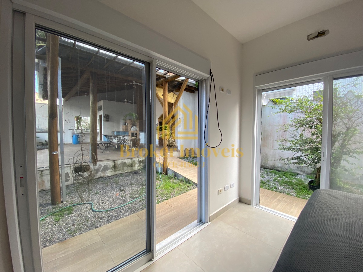Casa à venda na Praia Martim de Sá, com 2 lotes no total 720M², somente à 190 metros da praia