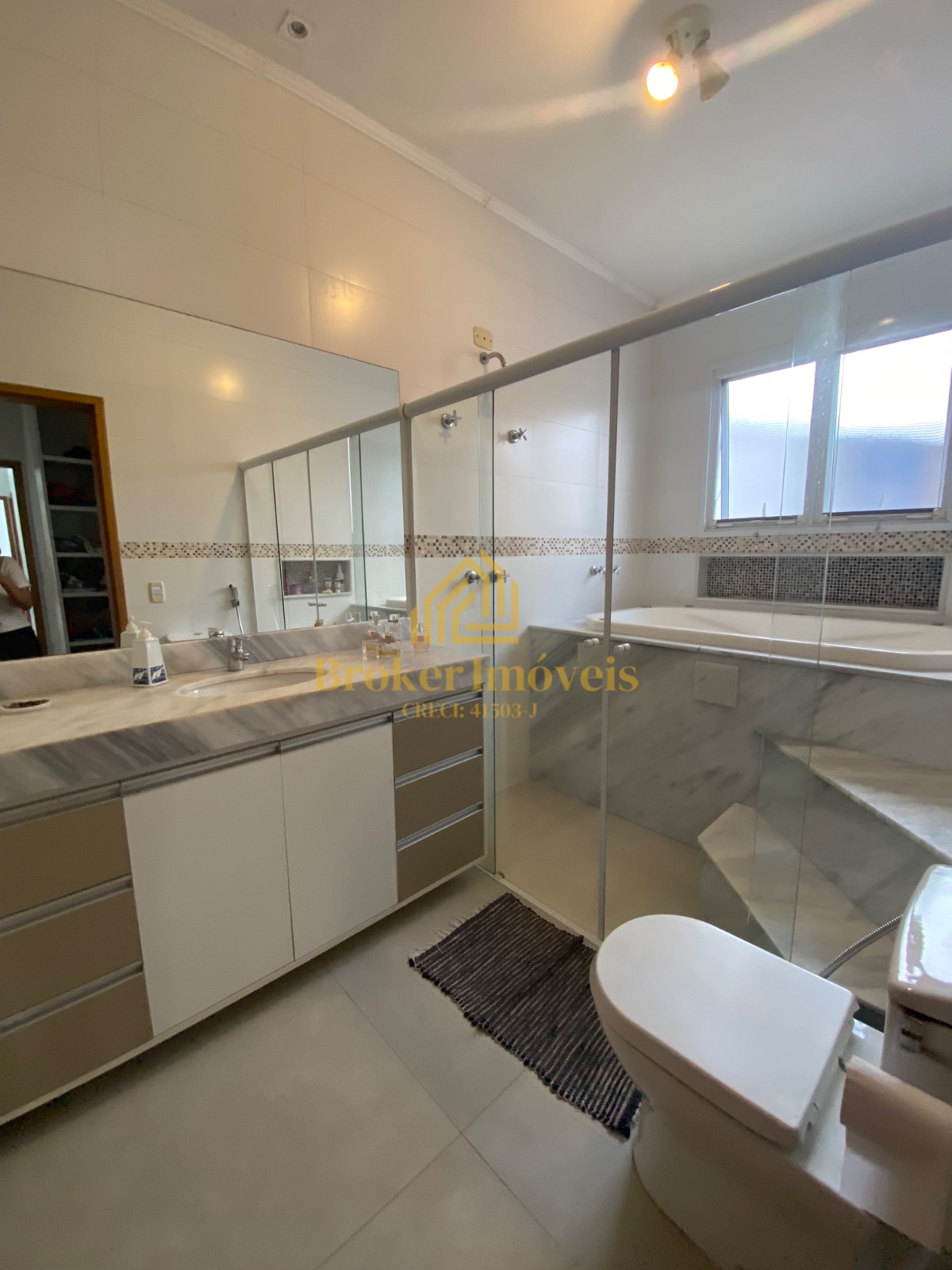 Casa à venda na Praia Martim de Sá, com 2 lotes no total 720M², somente à 190 metros da praia