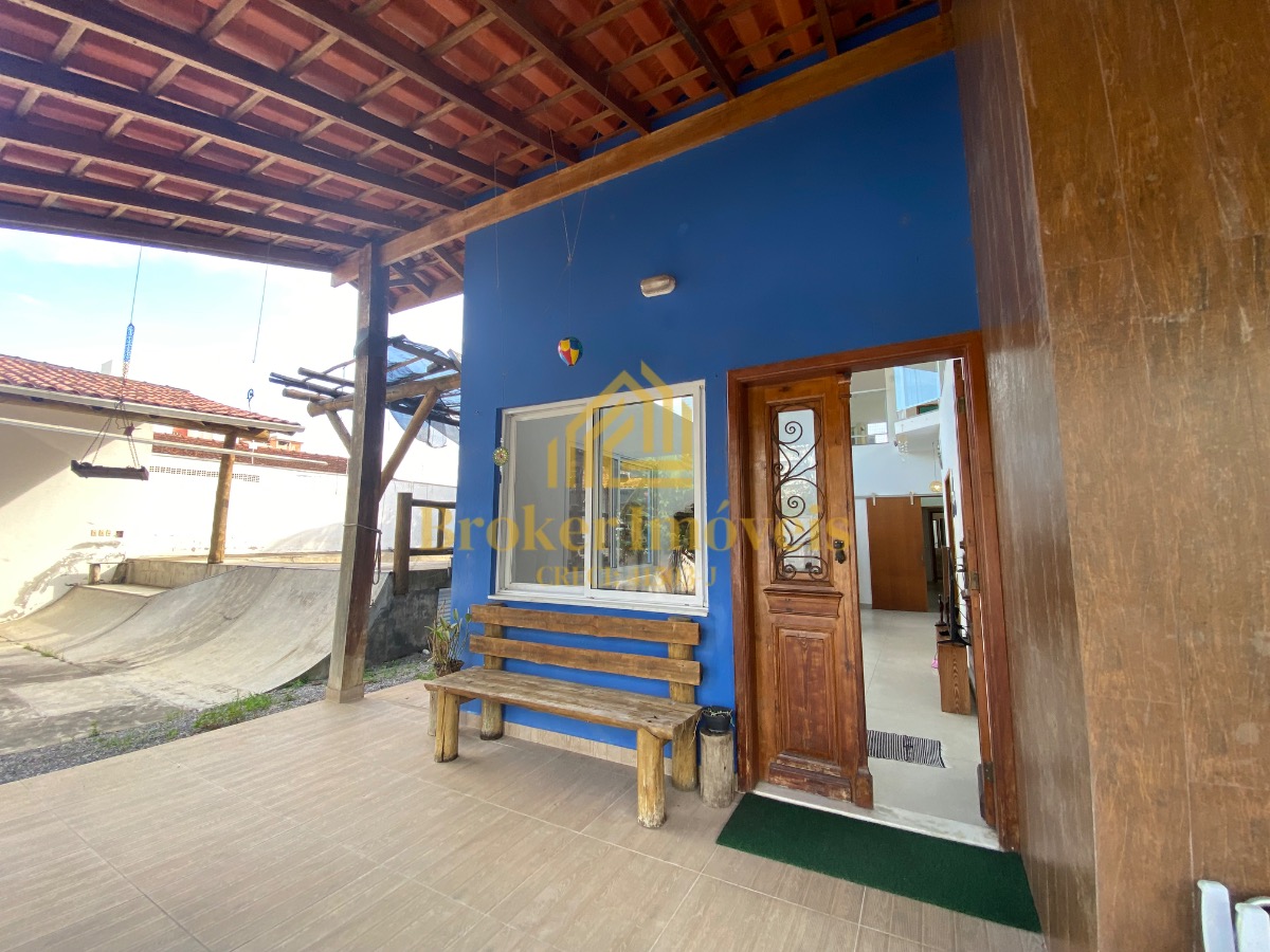 Casa à venda na Praia Martim de Sá, com 2 lotes no total 720M², somente à 190 metros da praia