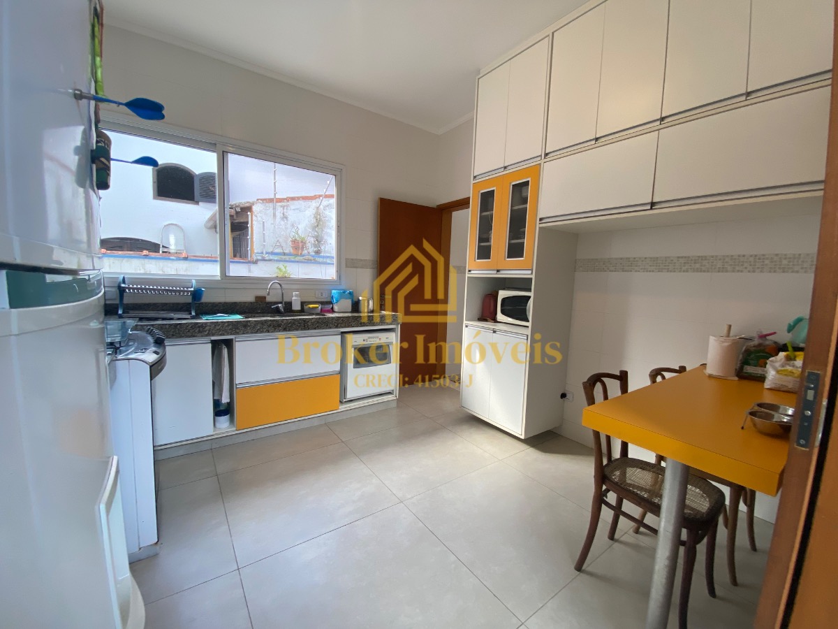 Casa à venda na Praia Martim de Sá, com 2 lotes no total 720M², somente à 190 metros da praia