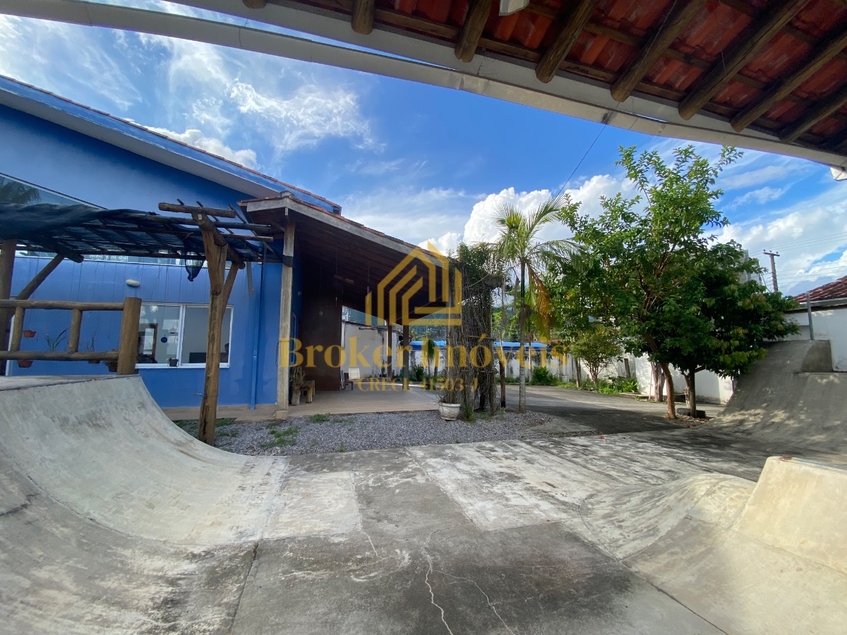 Casa à venda na Praia Martim de Sá, com 2 lotes no total 720M², somente à 190 metros da praia