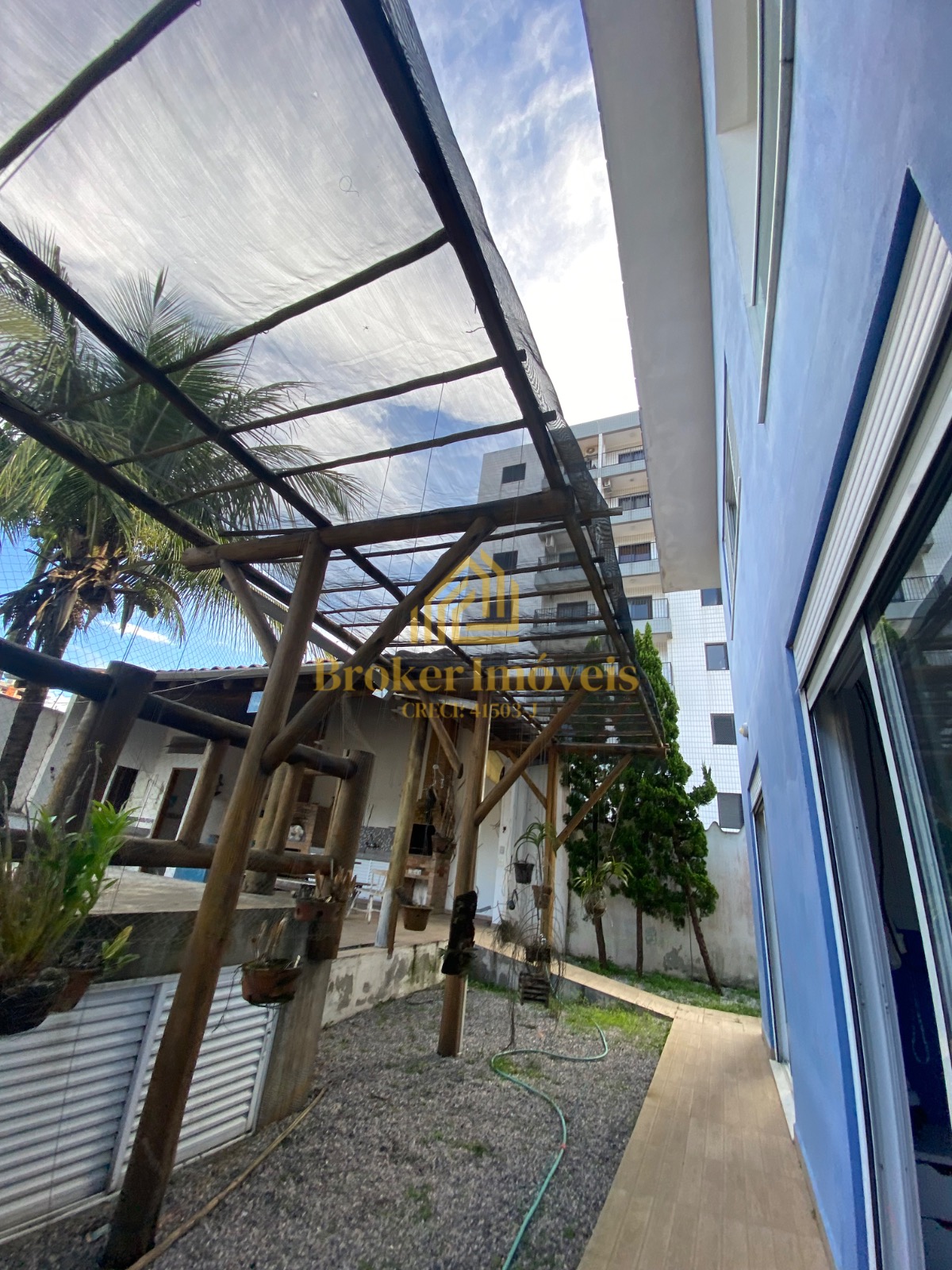 Casa à venda na Praia Martim de Sá, com 2 lotes no total 720M², somente à 190 metros da praia
