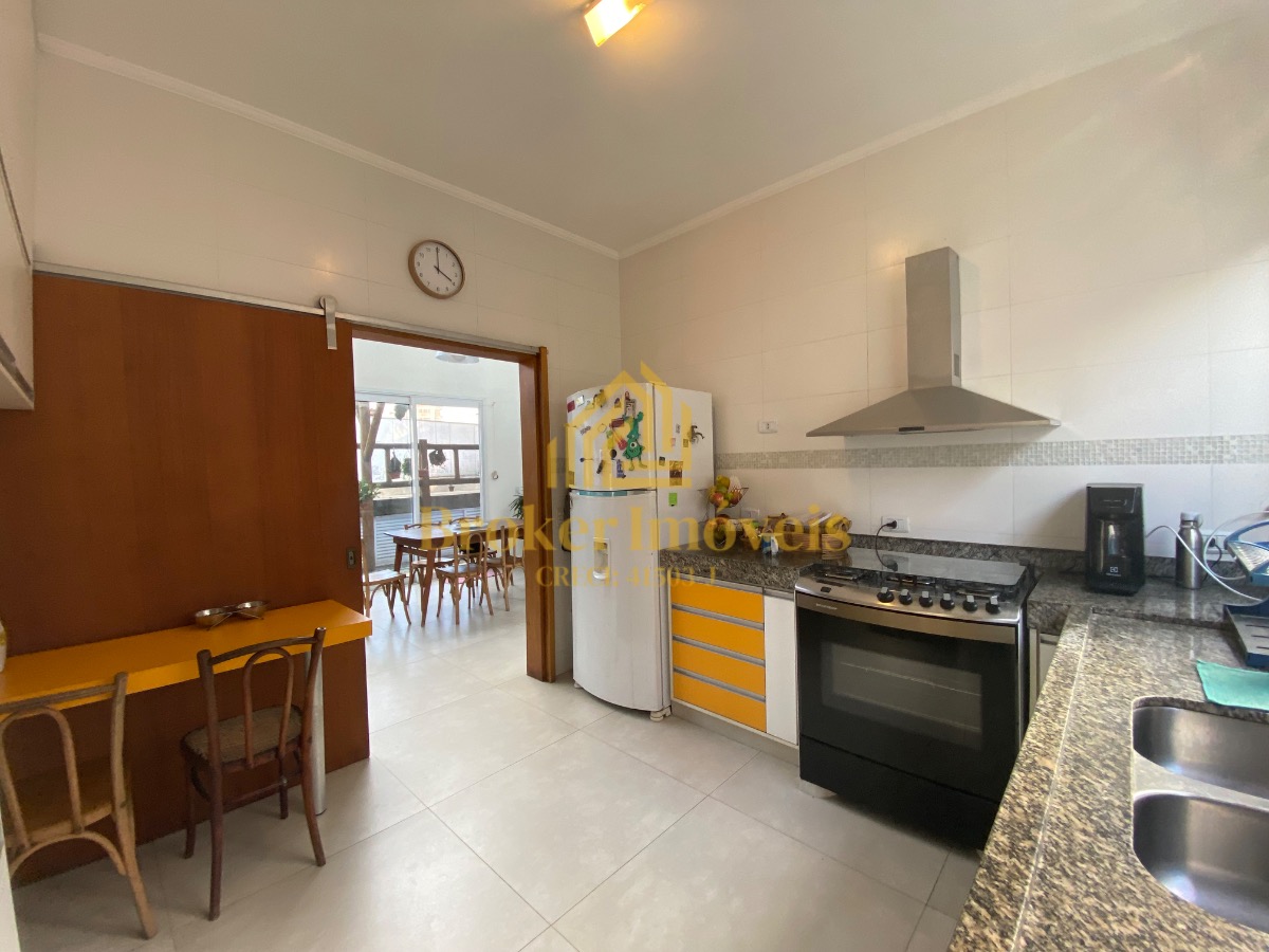 Casa à venda na Praia Martim de Sá, com 2 lotes no total 720M², somente à 190 metros da praia