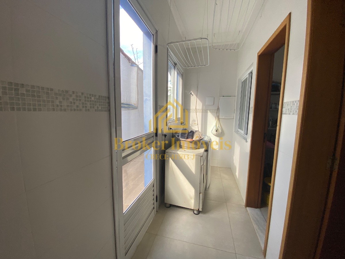 Casa à venda na Praia Martim de Sá, com 2 lotes no total 720M², somente à 190 metros da praia