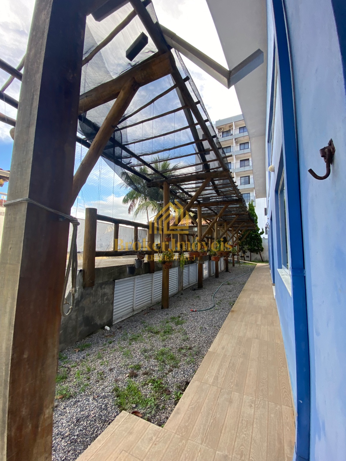 Casa à venda na Praia Martim de Sá, com 2 lotes no total 720M², somente à 190 metros da praia