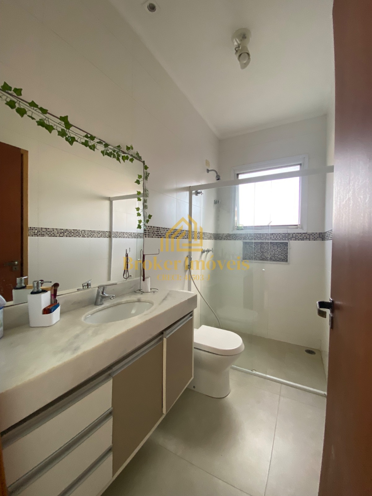 Casa à venda na Praia Martim de Sá, com 2 lotes no total 720M², somente à 190 metros da praia