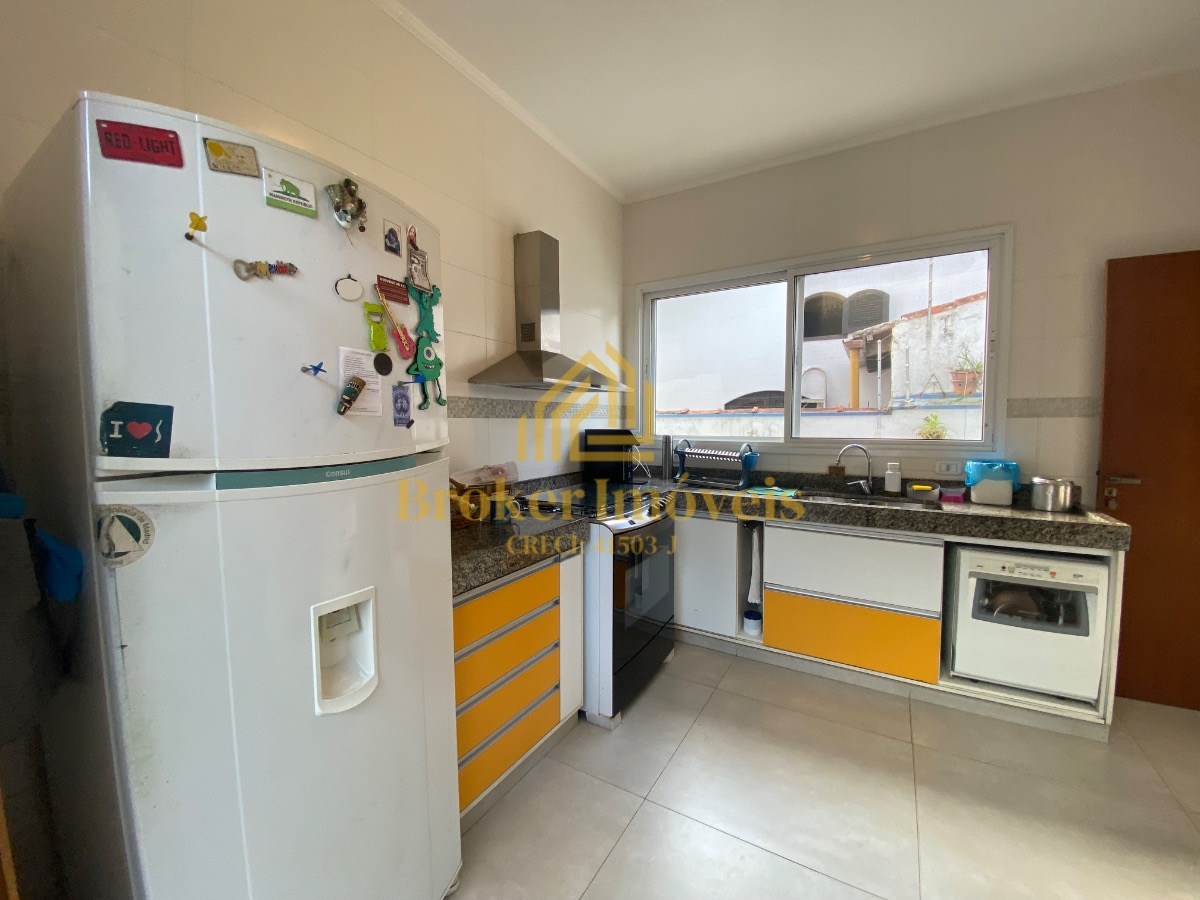 Casa à venda na Praia Martim de Sá, com 2 lotes no total 720M², somente à 190 metros da praia