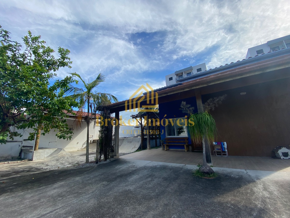 Casa à venda na Praia Martim de Sá, com 2 lotes no total 720M², somente à 190 metros da praia