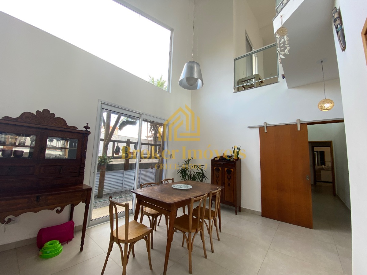 Casa à venda na Praia Martim de Sá, com 2 lotes no total 720M², somente à 190 metros da praia