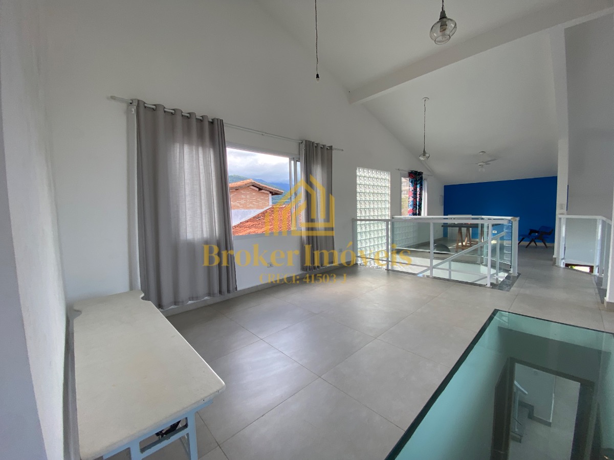 Casa à venda na Praia Martim de Sá, com 2 lotes no total 720M², somente à 190 metros da praia