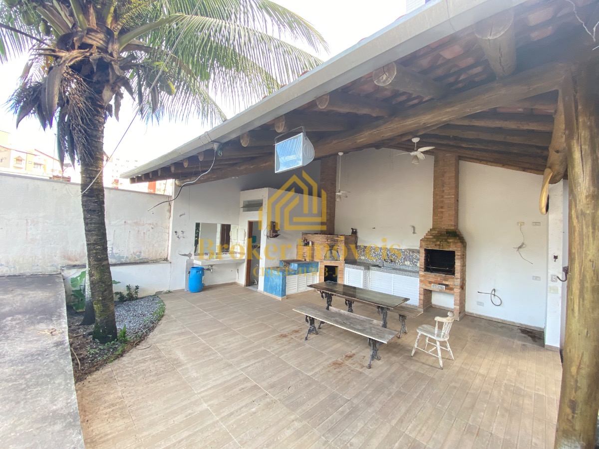 Casa à venda na Praia Martim de Sá, com 2 lotes no total 720M², somente à 190 metros da praia